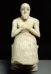 Statue af den officielle Ebih-Il, fra Ishtar-templet ved Mari, Irak, Mellem Eufrat, tidlig dynastisk periode, ca. 2500 f.Kr. (gips und lapis lazuli) (se også 121796)